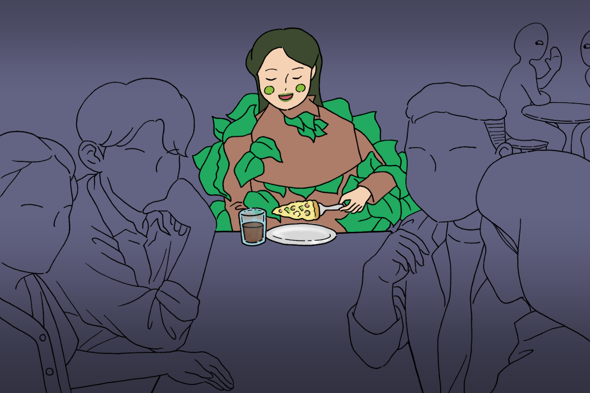 필자의 그림. 얼굴과 몸통에 걸쳐 나무로 분장을 한 여성이 혼자 테이블에 앉아 피자와 콜라를 먹고 있다. 윤곽으로만 그려진 주위의 사람들은 여성을 신경쓰지 않고 대화를 나누거나, 여성을 곁눈질로 보며 속닥이고 있다. 