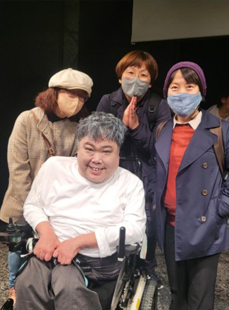 <제4의 벽>에 출연한 배우 강희철과 세 여성 관람객의 기념 사진