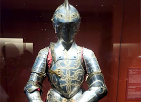 합스부르크 왕가 시절, 철로 만든 투구와 전신 갑옷.