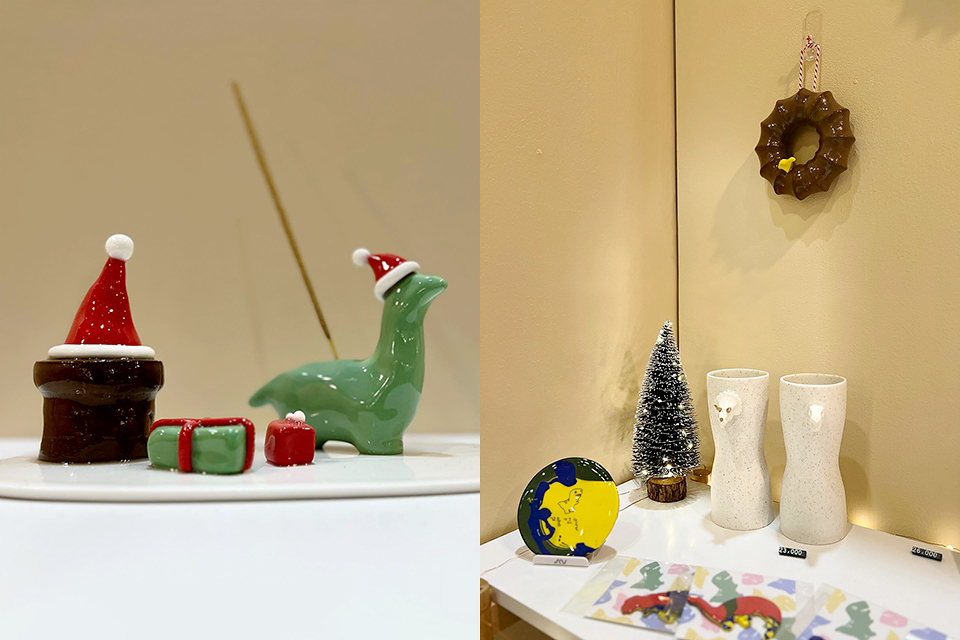 ‘공룡의 크리스마스’를 주제로 한 도예 소품이 놓여 있다. 빨간 산타 모자를 쓴 초록색 공룡 모양의 인센스 홀더, 크리스마스트리 등이다.