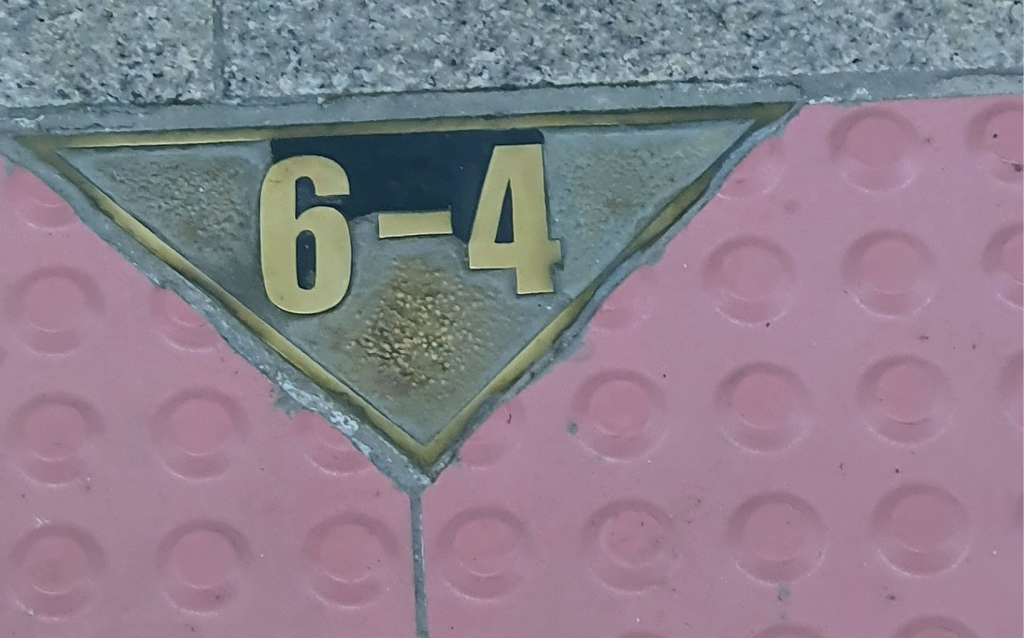 분홍색 시각장애인 보도 블럭이 있는 전철 승강장 6-4번