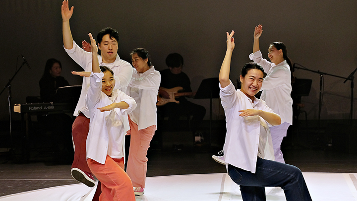 춤과 말의 경계가 희미해진 공간