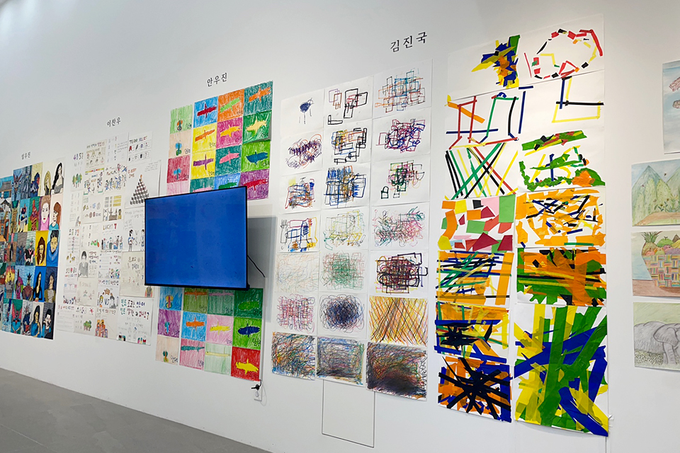 벽면의 한 공간을 채운 김진국 작가의 그림. 오일파스텔과 마카를 사용한 선 긋기, 마스킹 테이프 찢어 붙이기 동작으로 이루어져 있다. 