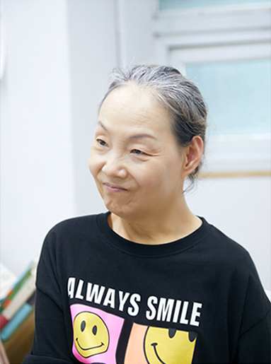 미소 지으며 진지하게 이야기 나누는 창파 아트디렉터와 김진주 작가 클로즈업 사진