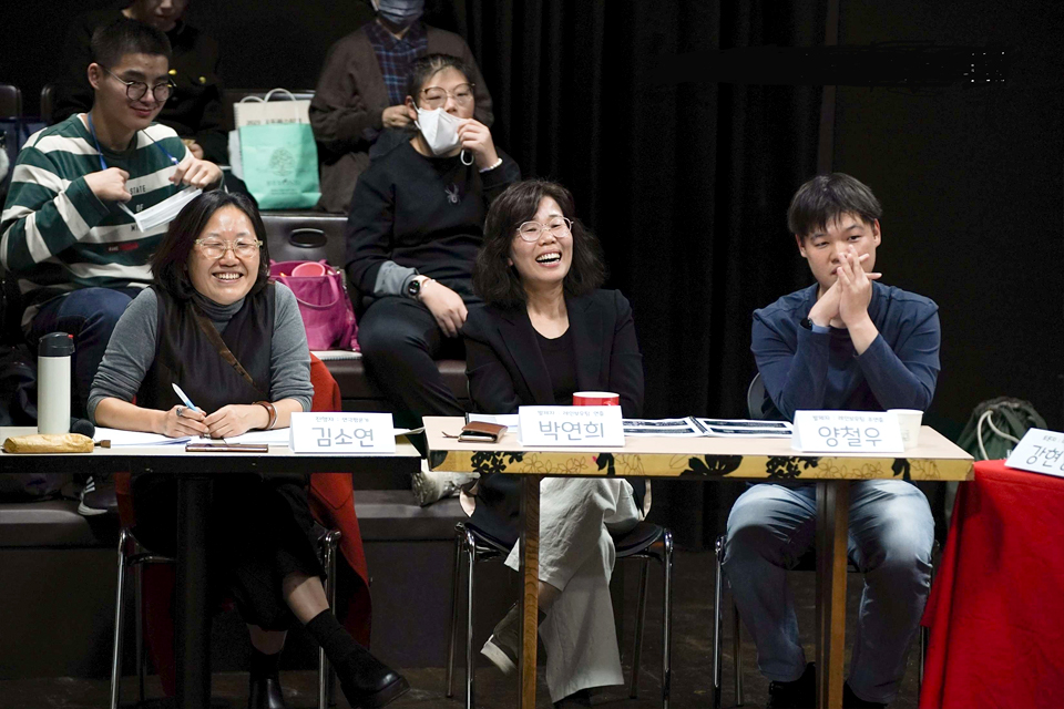 테이블에 나란히 앉아 있는 발표자들. 왼쪽부터 강민석, 김선, 이은신, 이미경