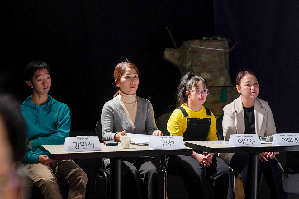 길게 놓인 테이블 앞에 발표자들이 앉아 있다. 왼쪽부터 김소연, 박연희, 양철우, 강현경, 탁정아, 박정민