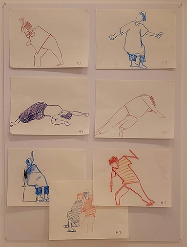 다양한 신체 움직임을 담은 인물 드로잉 여러 점이 그리드처럼 붙어 있다. 인물들은 서거나 구르거나 몸을 비트는 등 역동적인 자세를 취하고 있으며, 파란색·빨간색 선으로 단순하고 자유롭게 표현되어 있다.