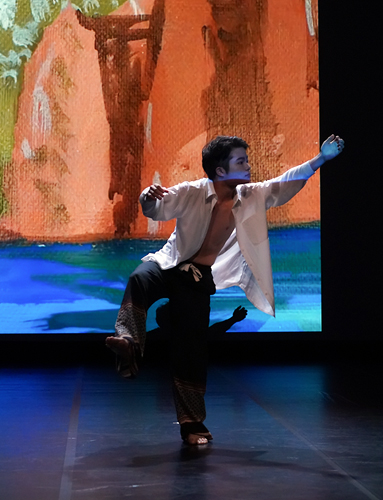 대형 화면에 자연 풍경이 비추고, 그 앞에서 이종혁이 흰 셔츠 단추를 풀어 젖힌 채 한쪽 다리를 들고 팔을 활짝 벌린 채 춤추고 있다.