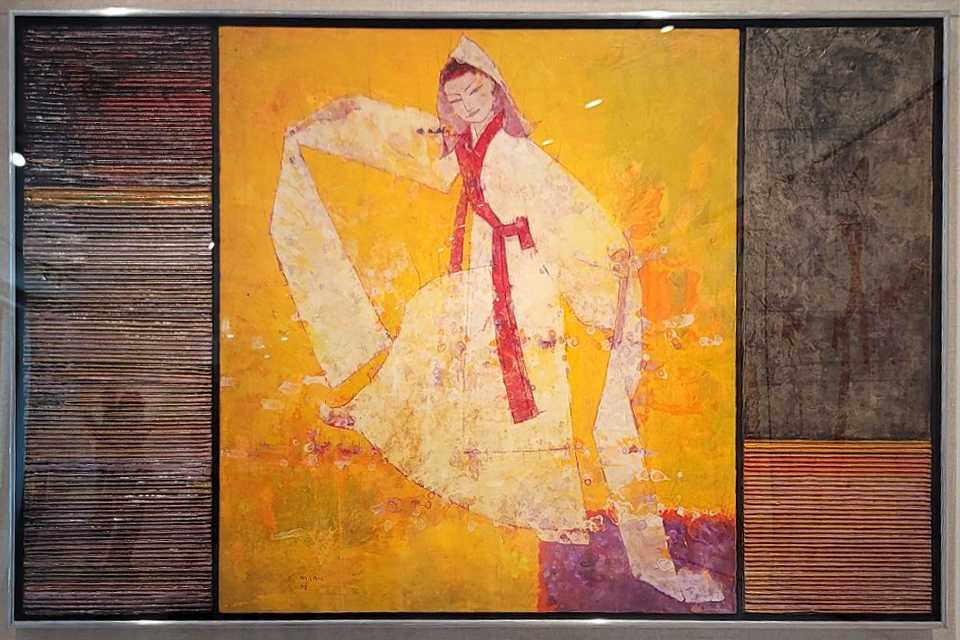 중앙에는 고깔과 장삼을 쓰고 승무를 추는 사람이 있다. 노란 바탕색과 흰 의상, 붉은 끝동이 두드러진다. 좌우에는 질감이 강조된 어두운 색면이 배치되어 있다.