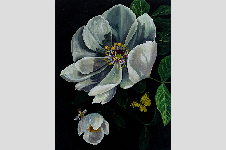 검정색 배경 위에 활짝 핀 흰색 작약꽃이 있다. 겹겹의 꽃잎과 노란 꽃술이 섬세하게 묘사되어 있고, 줄기의 초록색 잎과 주변의 노란 나비도 도드라진다. 아래의 반쯤 벌어진 흰색 작약꽃 위에 작은 요정이 앉아 있다.