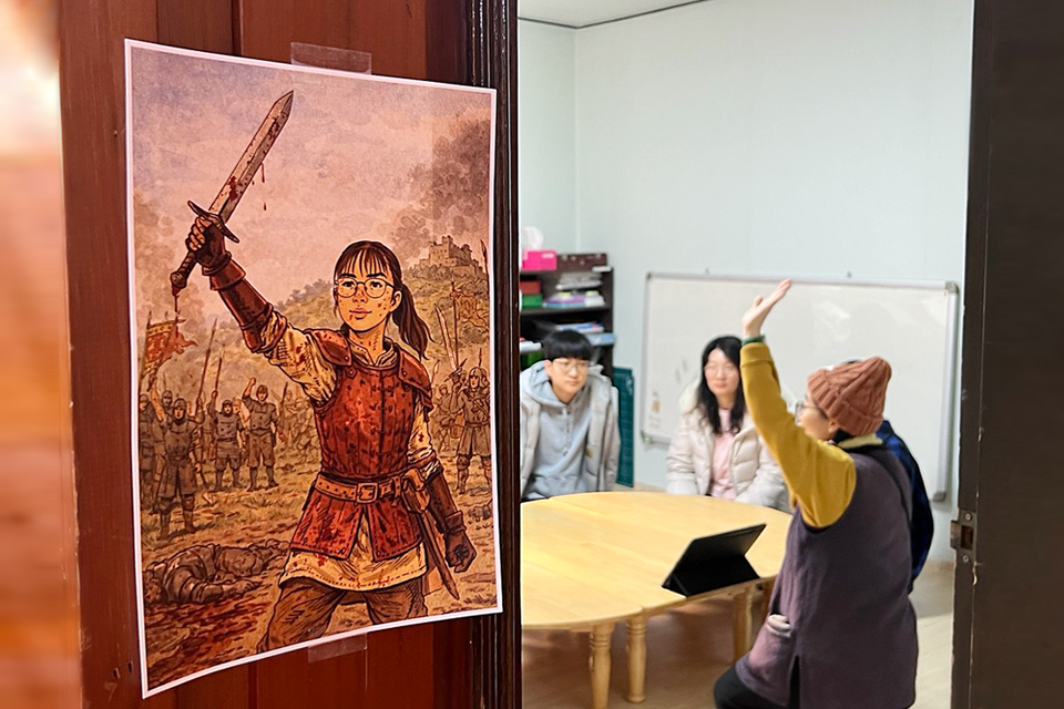 ‘기사’의 방을 구현한 장면. 왼쪽 벽에는 검을 든 기사의 그림이 크게 걸려 있고, 오른쪽에서는 출연자가 팔을 들어 몸짓으로 표현하며 테이블과 의자, 침대 등 소품이 놓인 공간에서 퍼포먼스를 펼치고 있다.