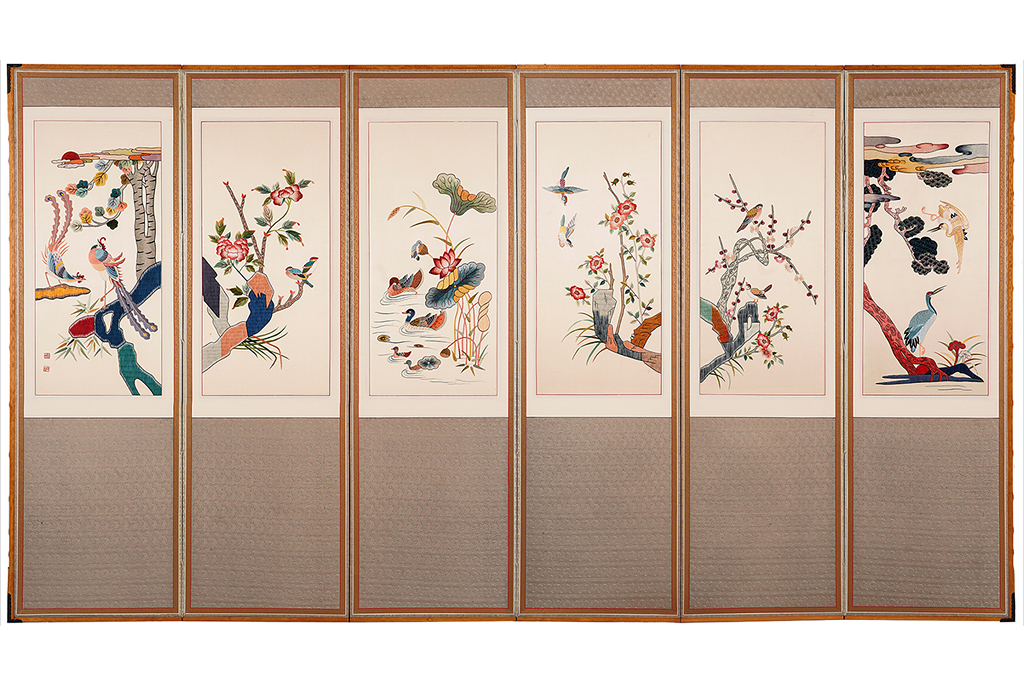 밝은 아이보리색 비단 바탕 위에 계절의 변화와 자연의 생동감을 정교한 자수로 수놓은 6폭 자수 병풍. 각 폭마다 다른 종류의 화초와 새, 바위, 물가 등이 독립된 구도로 수놓아져 있다.