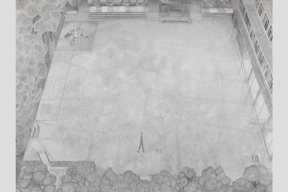 연필로 부드럽고 묵직하게 그린 작품으로, 위에서 내려다본 모습이다. 텅 빈 운동장에 강아지와 한 사람이 앞뒤로 나란히 걷고 있다. 두 면은 건물이 길게 이어져 있고, 다른 두 면은 나무들이 빼곡하게 둘러서 있다.